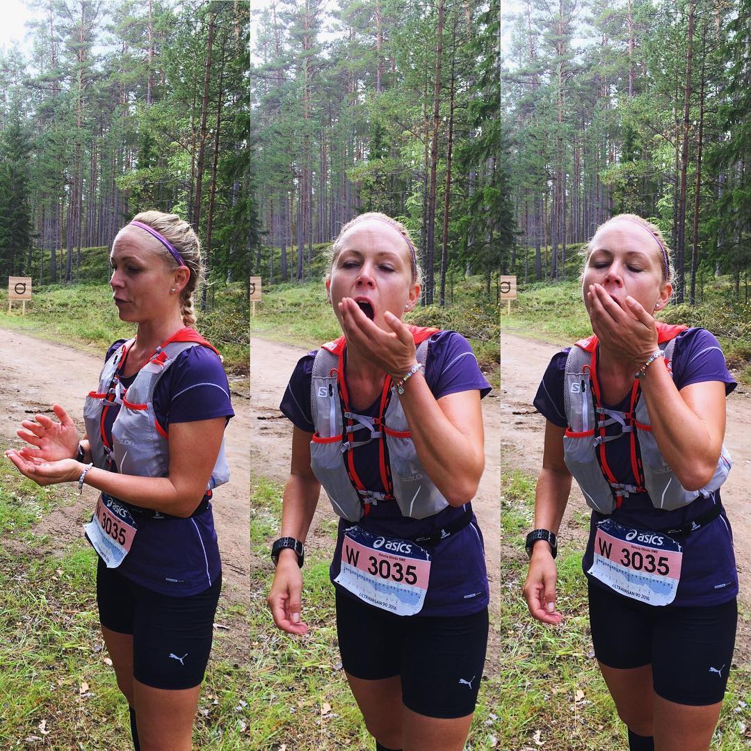 ...and the feeling when your aunt and mom surprise you with a handful of fresh blueberries after 72k...pure happiness!!!Thank you @nicolina1952 and @mariakristina65! It wasn't too easy persuading the legs to start running again after the stop, though... 18k to go! #ultravasan90 #löpning #ultravasan2016 #ultravasan #blueberries